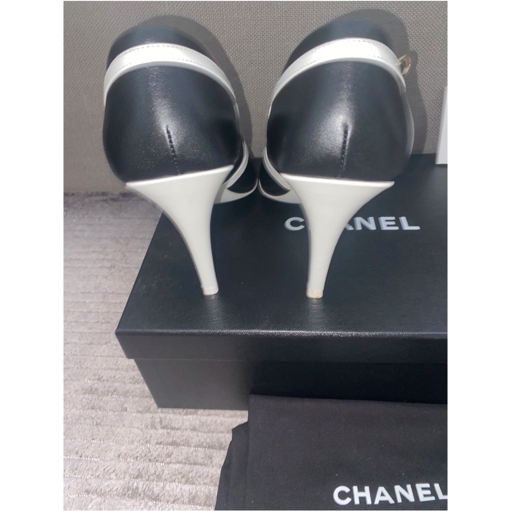 CHANEL Elegant Black and White Heels Sz 37.5 - Picture 5 of 10